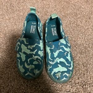 TOMS Kids Blue Shark Print Shoes size 10